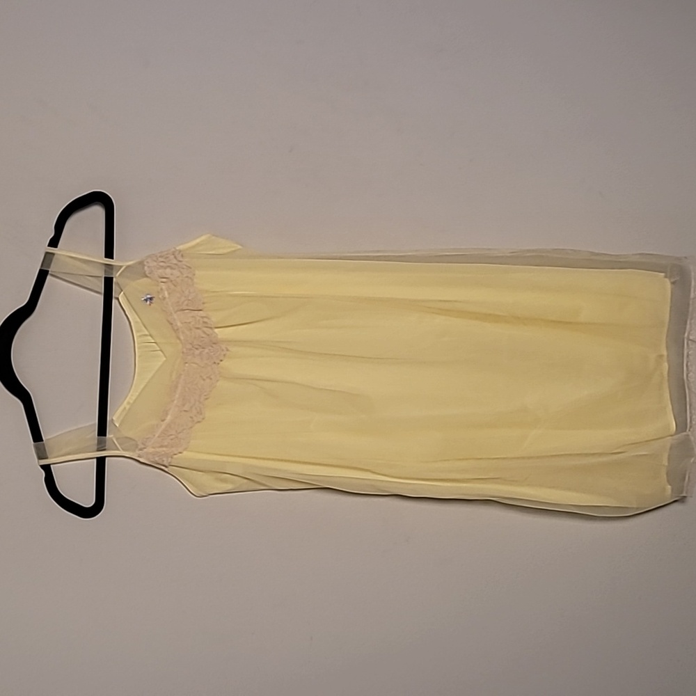 Vintage yellow nightgown Sz M Feminine Fairy